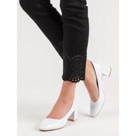 Diamantique Lackerade pumpar på en pelare vit 2