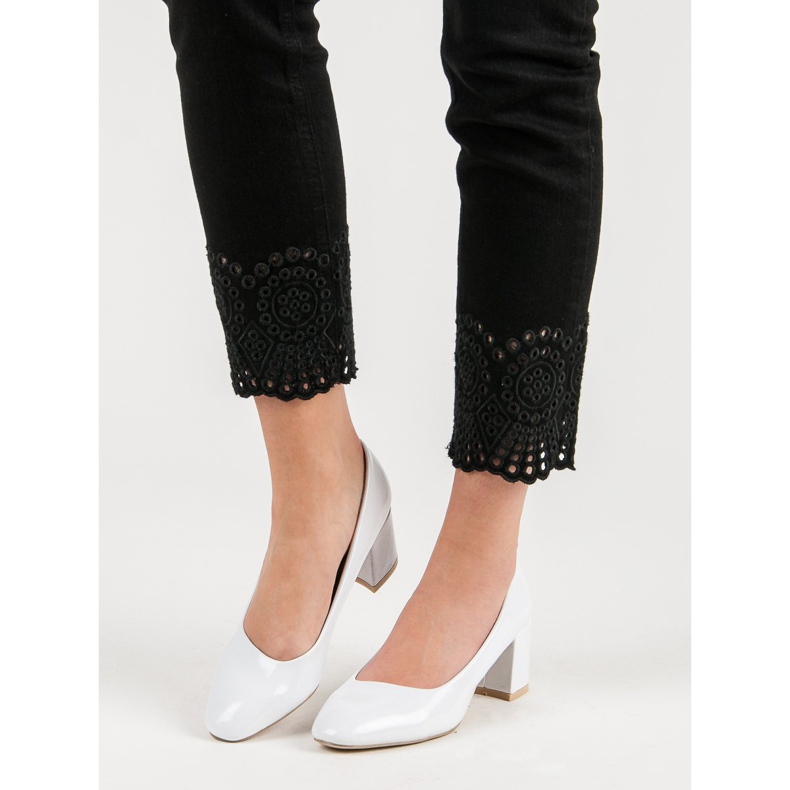 Diamantique Lackerade pumpar på en pelare vit 1