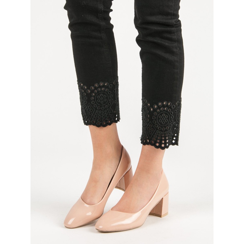 Diamantique Lackerade pumpar på en pelare beige 2