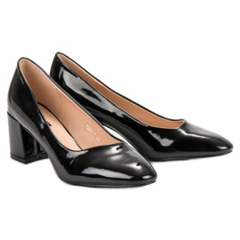 Diamantique Lackerade pumpar på en pelare svart 1