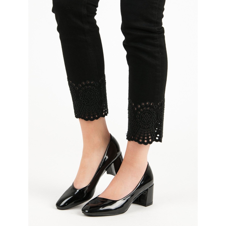 Diamantique Lackerade pumpar på en pelare svart 2