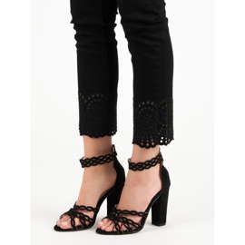 Laura Mode Svarta sandaler på en bar 1