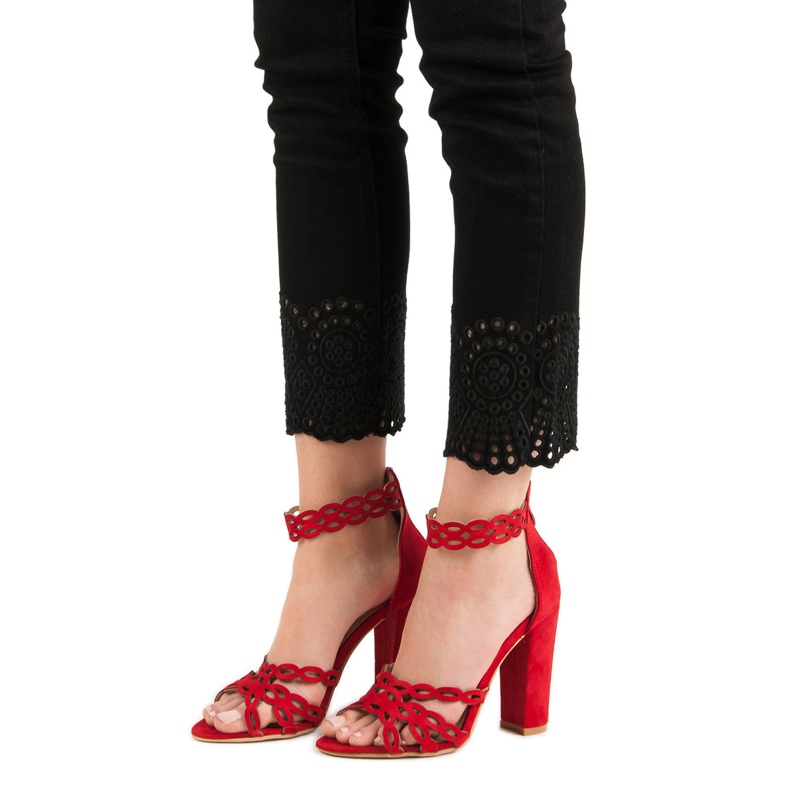 Laura Mode Röda sandaler på en bar 1