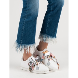 Sportskor bundna med ett band vit 2