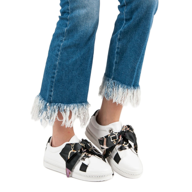 Sportskor bundna med ett band vit 2