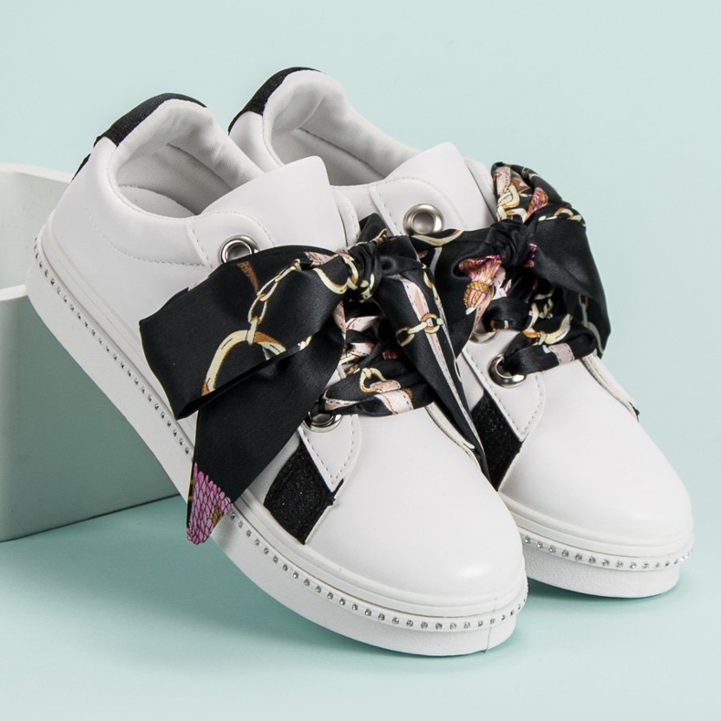 Sportskor bundna med ett band vit 1