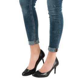 Klassiska pumpar på en nål svart 1