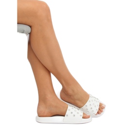 Vita CK67P Vita tofflor med stenar 1