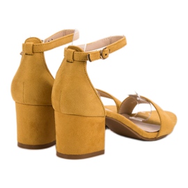 Ch. Creation Klassiska sandaler på en bar gul 4