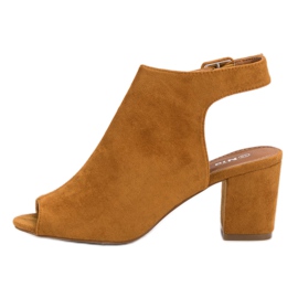 Nio Nio Byggda sandaler på en bar gul 1