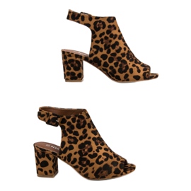 Nio Nio Byggda sandaler på en bar brun 1