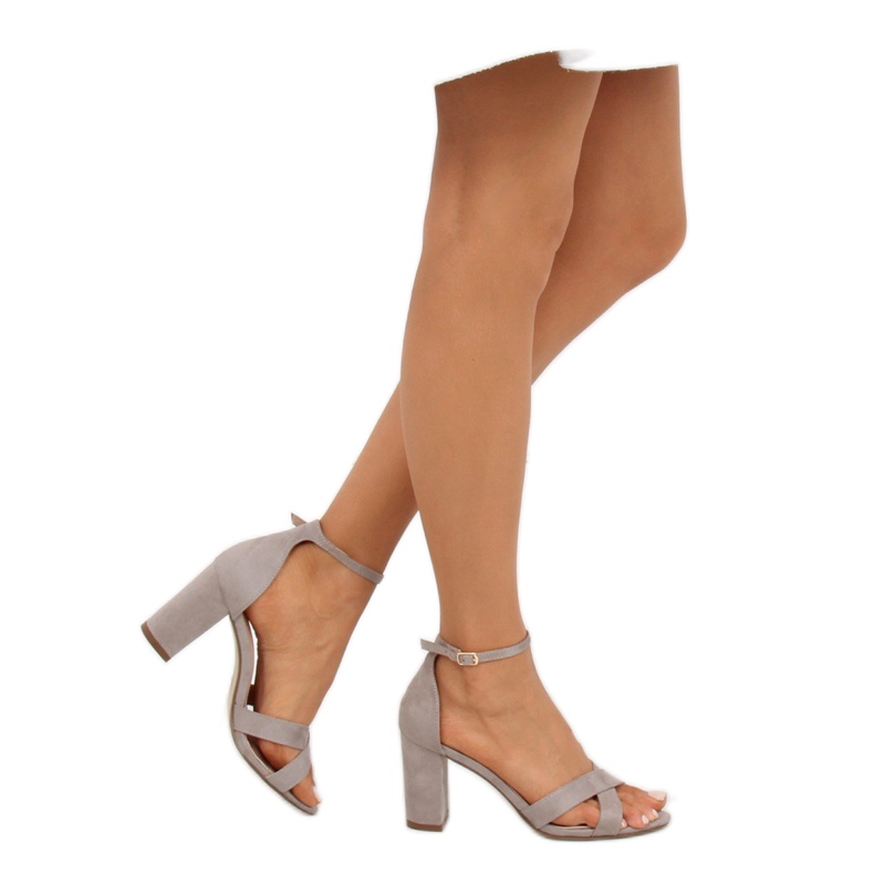 Sandaler på en grå stolpe NF-40P Grå 1