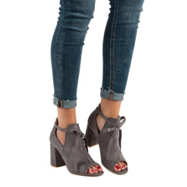 Vinceza Byggda sandaler på en bar grå 1