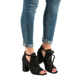 Vinceza Byggda sandaler på en bar svart 1