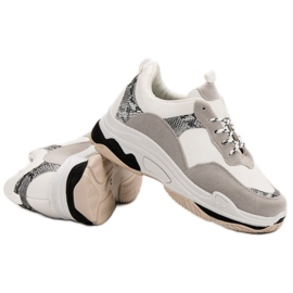 Vita sneakers med ett mönster svart brun 1