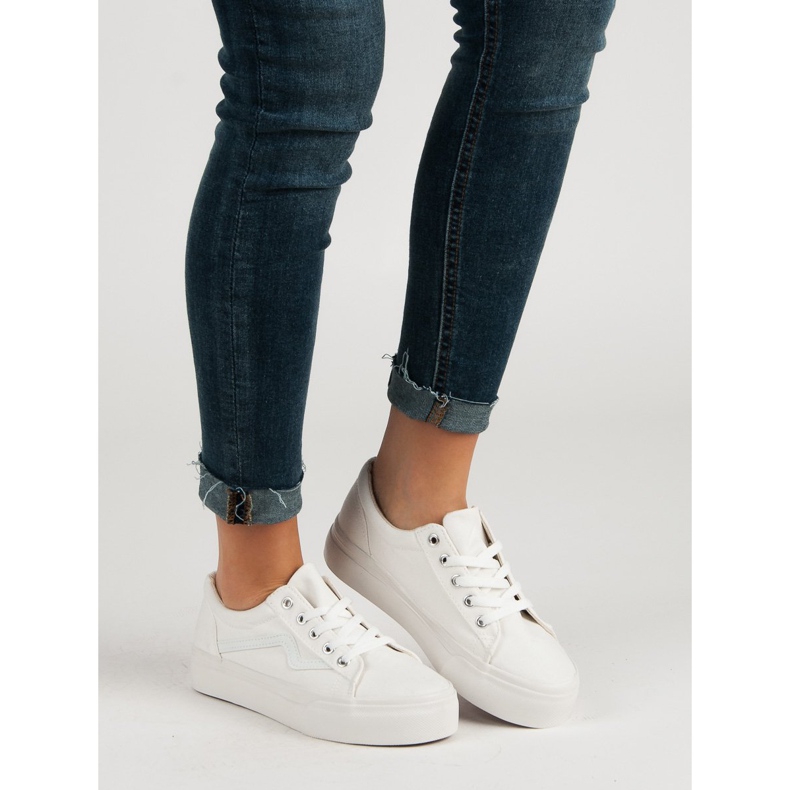 Kylie Trendiga vita sneakers 1