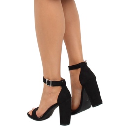 Svarta sandaler på stolpen. 369-18 Svart 1