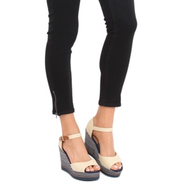 Beige sandaler på kilklack 9079 Beige 2