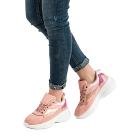 Moderiktiga skor på plattformen rosa 2