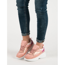 Moderiktiga skor på plattformen rosa 1