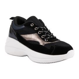 Moderiktiga skor på plattformen svart 1