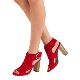 Erynn Röda sandaler på en bar 2