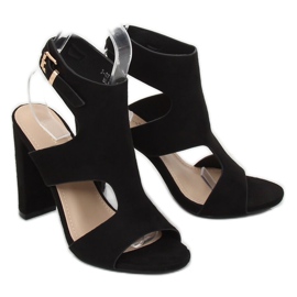 Svarta sandaler på stolpen J-8711 Svart 1
