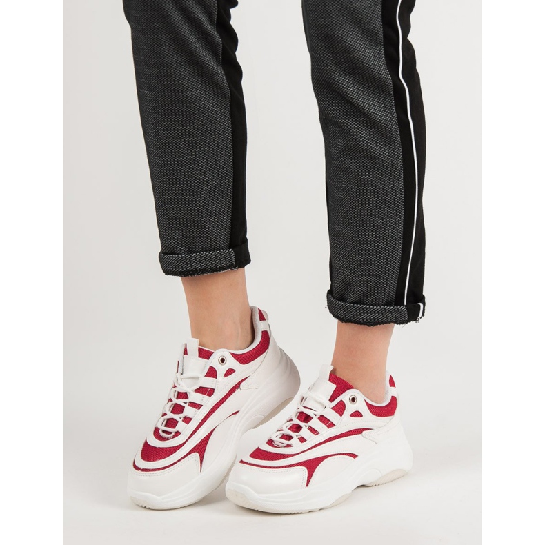 Vita och röda sneakers 2