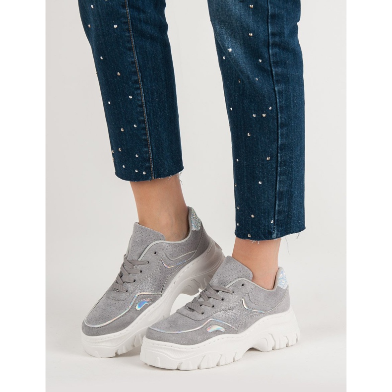 Trendiga grå sneakers 1