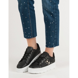 Svarta skor på plattformen 2