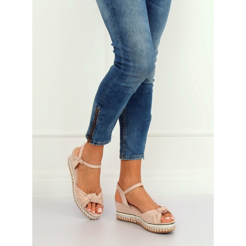 Beige sandaler på kilklack B126 Beige 2