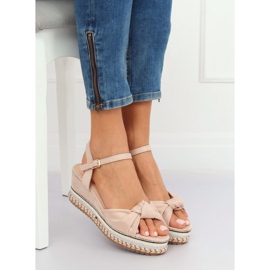 Beige sandaler på kilklack B126 Beige 1