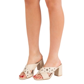 Beige tofflor på baren 2