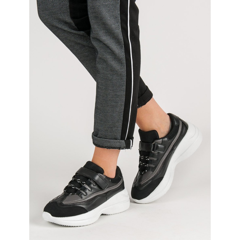 Trendiga svarta sneakers 1