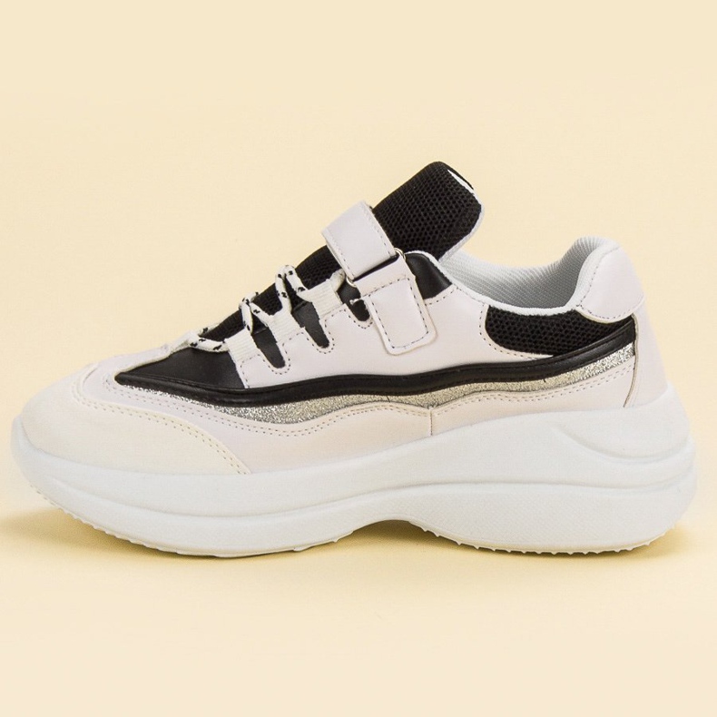 Trendiga VITA OCH SVARTA sneakers 1