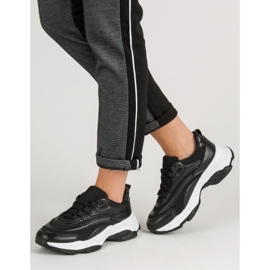 Snörade sportskor svart 1