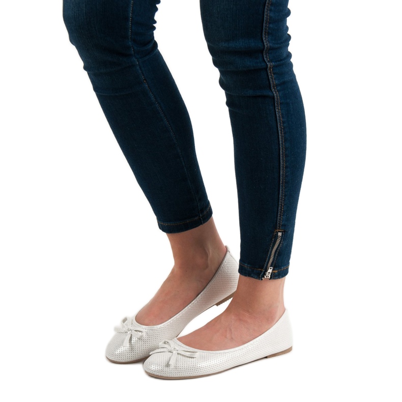 Evento Vit Ballerina Med En Rosett 1