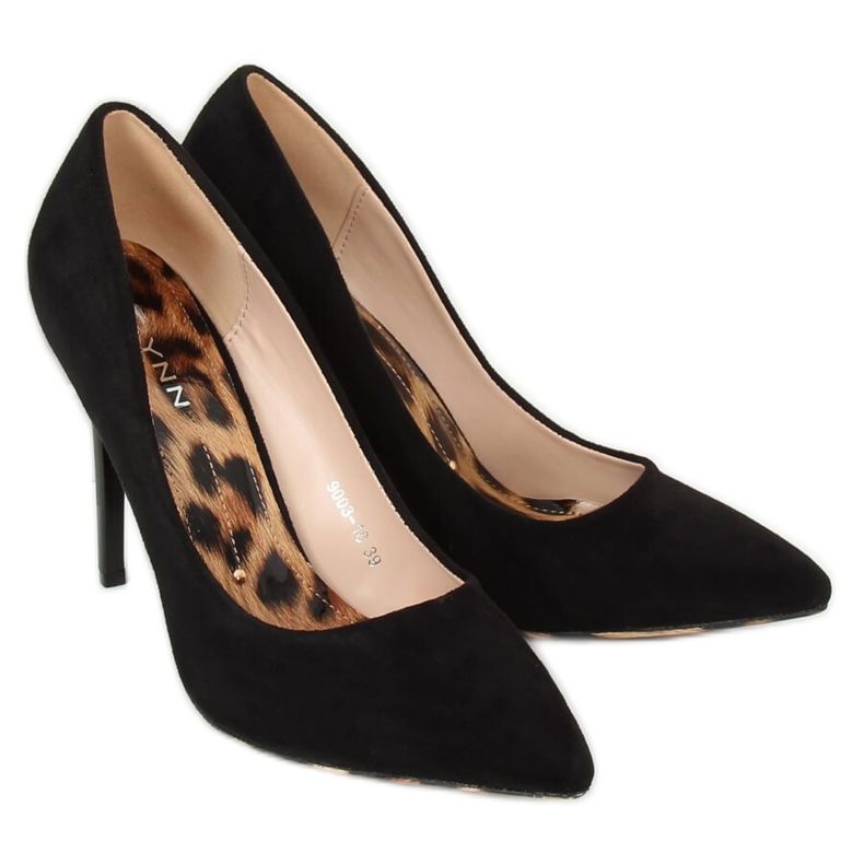 Pumpar på en svart 9003-18 svart nål 1