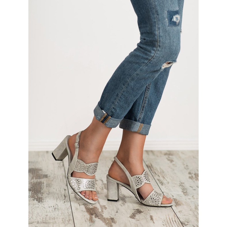 Goodin Silver sandaler på en bar grå 2