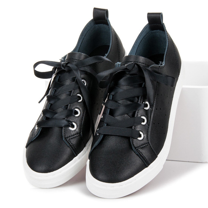 Kylie Svarta sneakers bundna med ett band 1