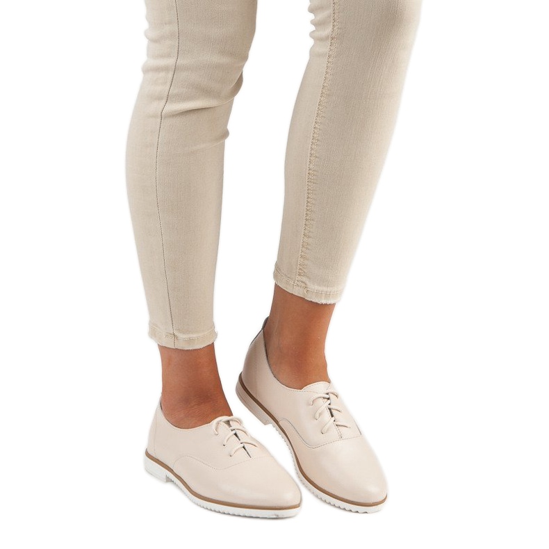 Ljusa beige läderskor från MAZARO 1