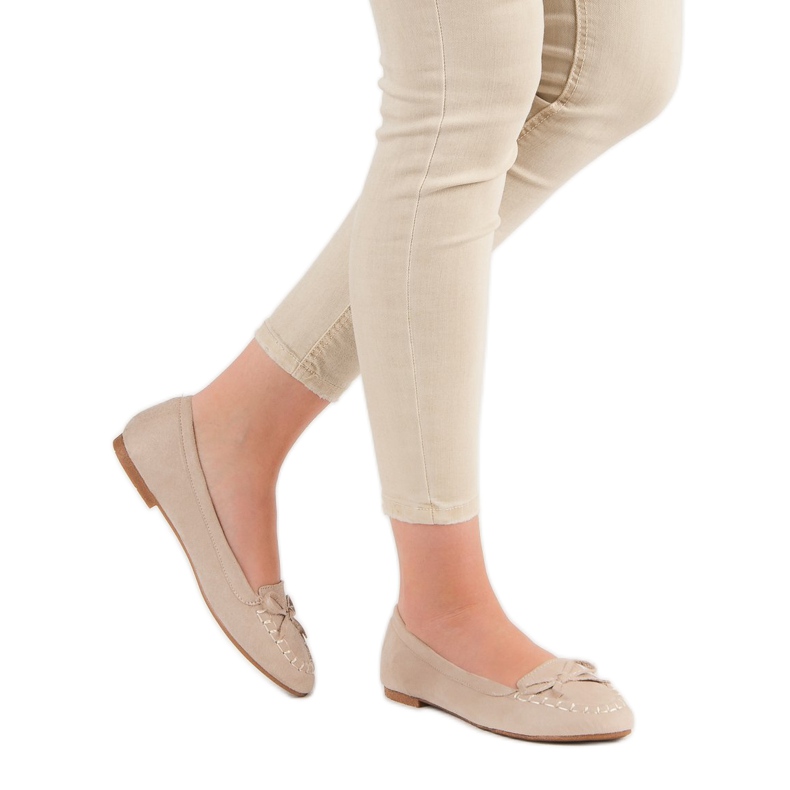 Small Swan Ljusbeige loafers med rosett 1