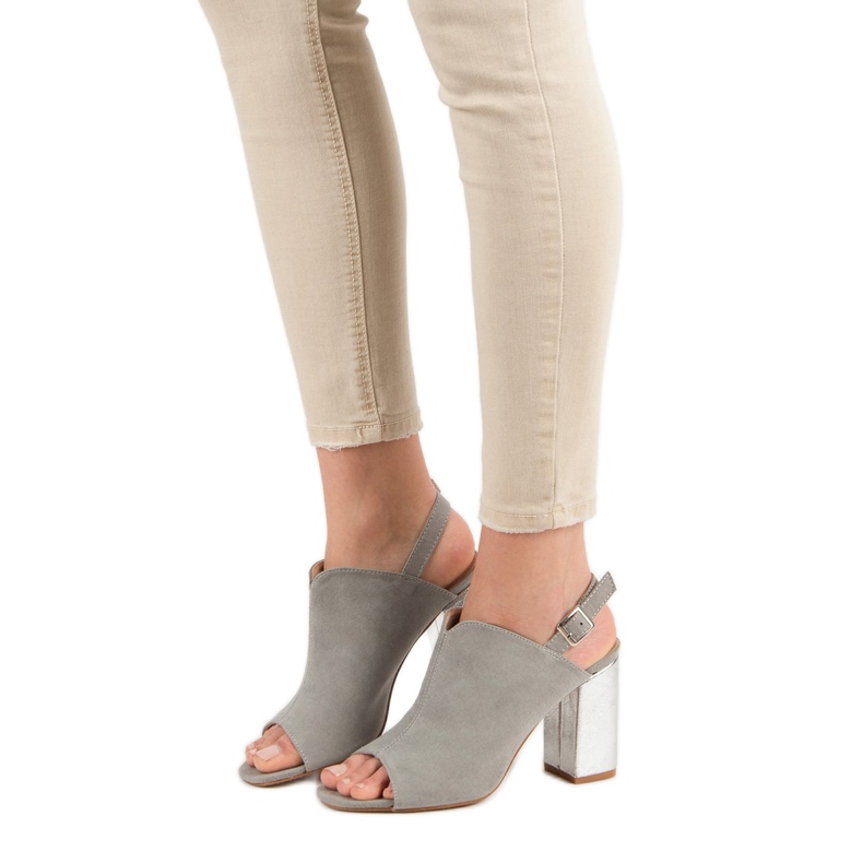 Byggda sandaler på en VINCEZA -bar grå 2