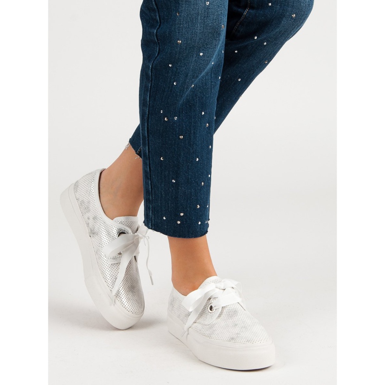 Kylie Sneakers bundna med ett band vit grå 1