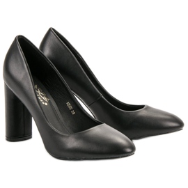 Small Swan Svarta pumpar på en pelare 2