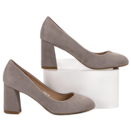 Super Mode Pumpar På En Pelare grå 2