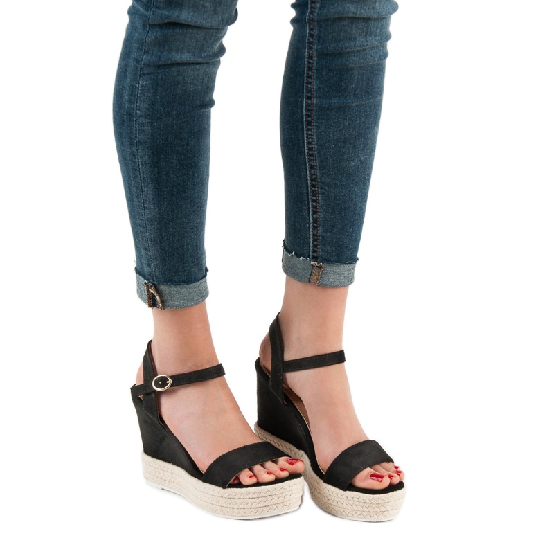 Ideal Shoes Snygga kilsandaler svart 2