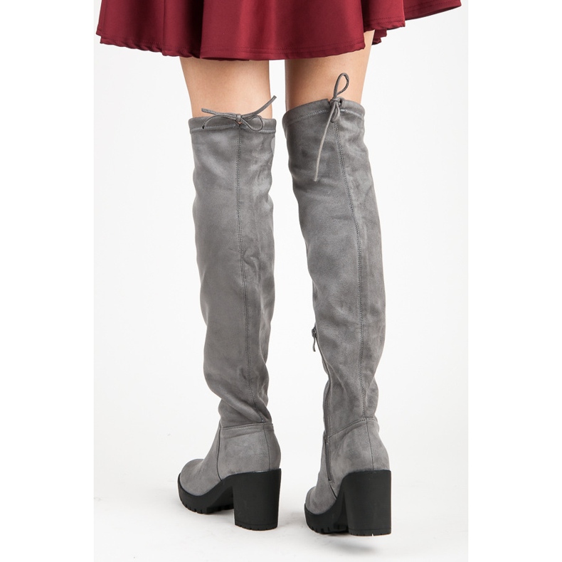 Vices Mockaskinnmusketer på en pelare grå 1