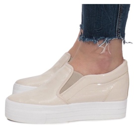 Lackade sneakers på kil KB-125 Beige 1
