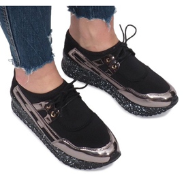 Svarta sportskor på Calixte -plattformen 1